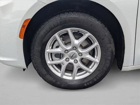 Used 2024 Chrysler Pacifica Touring-L image 25