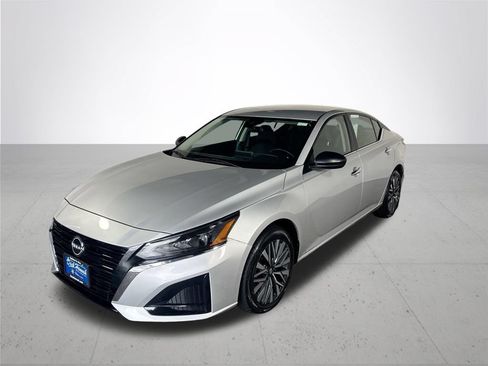 Used 2024 Nissan Altima 2.5 SV AWD/4WD image 2
