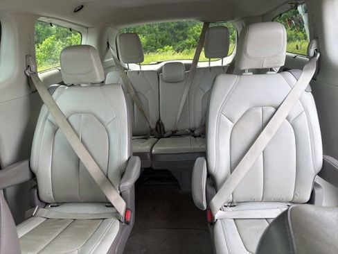 Used 2019 Chrysler Pacifica Touring-L FWD image 14