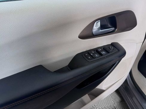 Used 2018 Chrysler Pacifica Touring-L FWD image 14