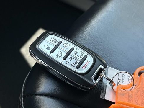 Used 2023 Chrysler Pacifica Touring-L FWD image 36