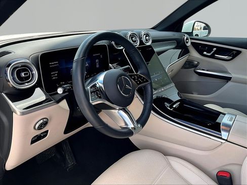 Used 2025 Mercedes-Benz GLC 300 4MATIC image 17