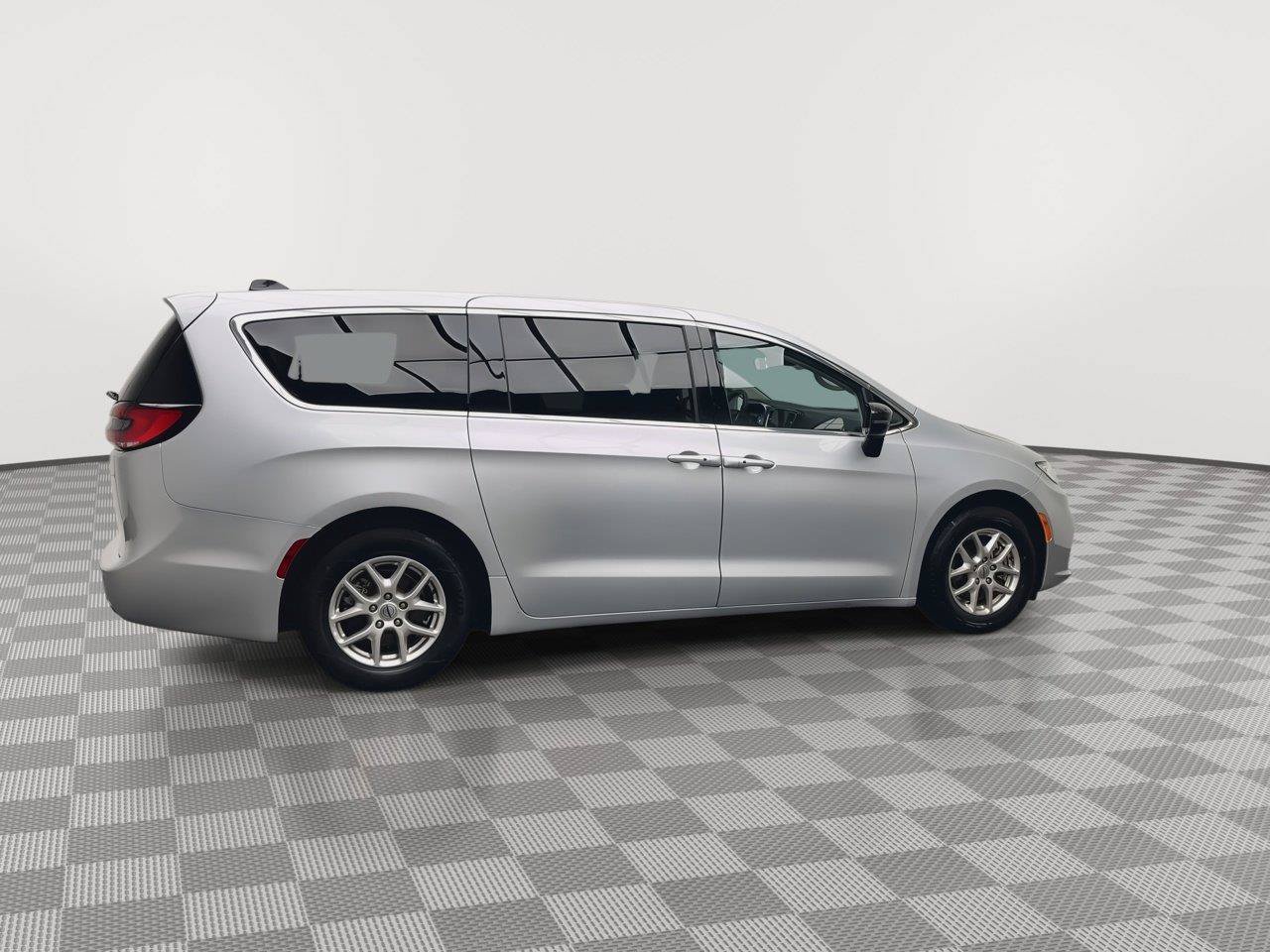 Used 2024 Chrysler Pacifica Touring-L FWD image 39