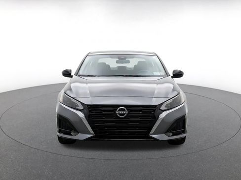 Used 2025 Nissan Altima 2.5 SV FWD image 2