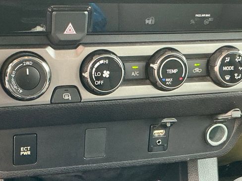 Used 2018 Toyota Tacoma SR w/ SR Convenience Package image 23