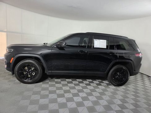 Used 2025 Jeep Grand Cherokee Altitude image 8