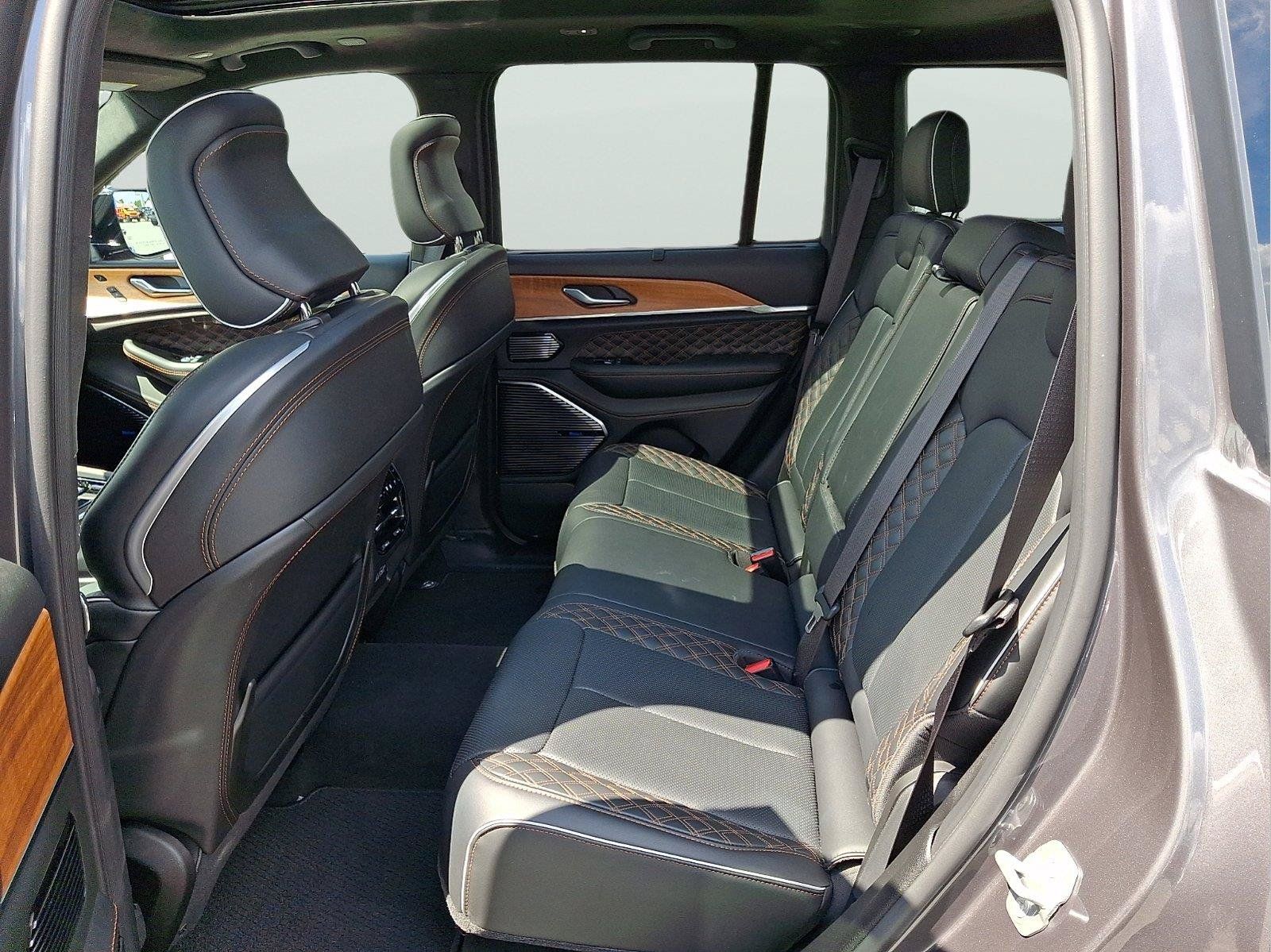 Used 2025 Jeep Grand Cherokee Summit AWD/4WD image 8