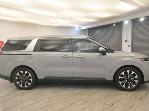 Used 2024 Kia Carnival EX FWD image 6