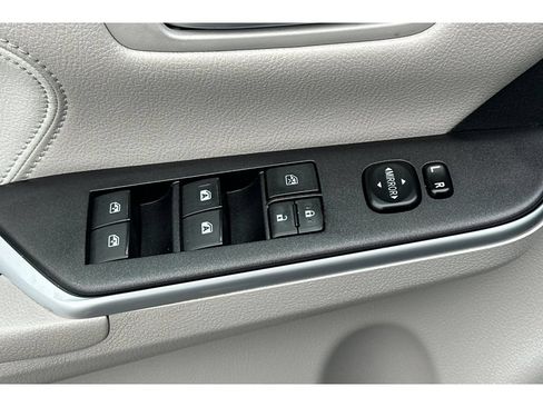 Used 2015 Toyota Camry XLE w/ Advanced Technology Package FWD image 12