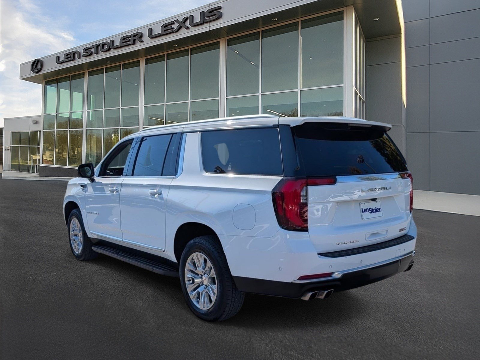 Used 2025 GMC Yukon XL Denali AWD/4WD image 5