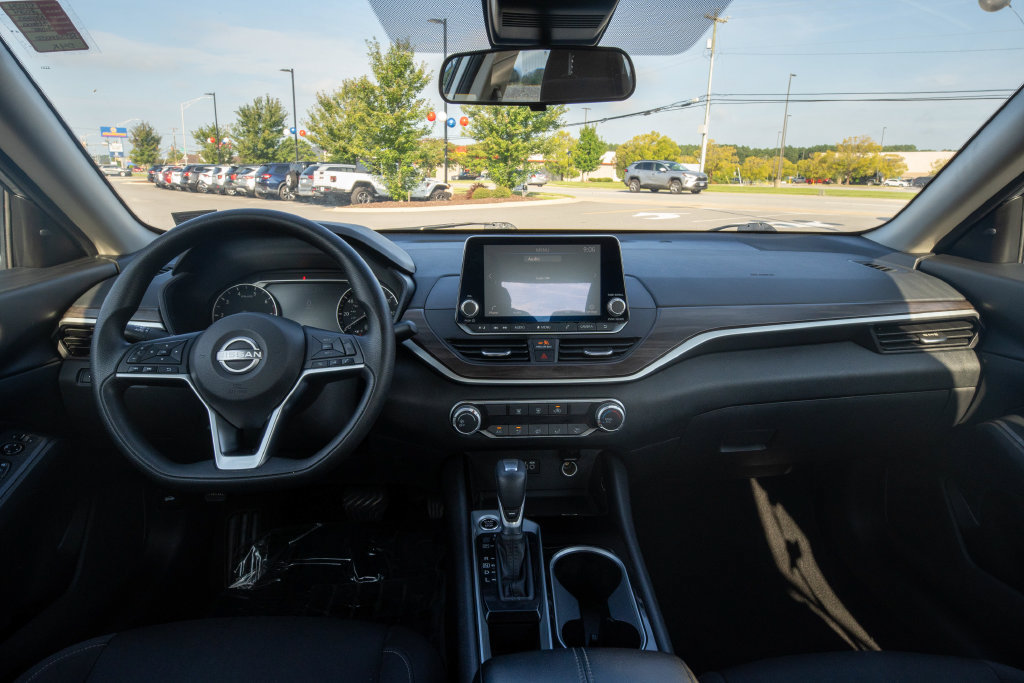 Used 2024 Nissan Altima 2.5 SV FWD image 17