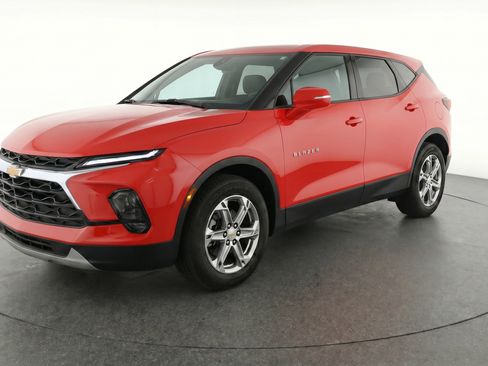 Used 2025 Chevrolet Blazer LT FWD image 3