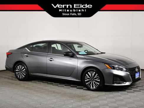 Used 2024 Nissan Altima 2.5 SV FWD image 1