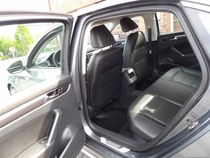 Used 2017 Volkswagen Passat 1.8T R-Line FWD image 11