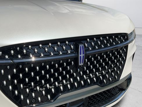 Used 2025 Lincoln Nautilus Reserve AWD/4WD image 30