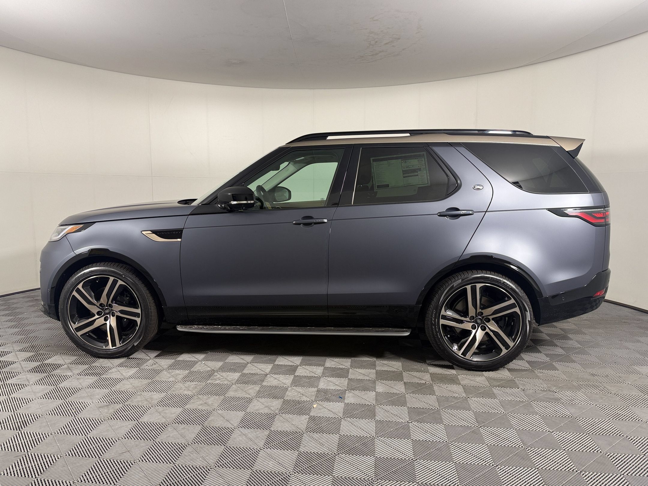 New 2026 Land Rover Discovery Limited Edition AWD/4WD image 2
