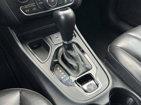 Used 2021 Jeep Cherokee Latitude Plus FWD image 25