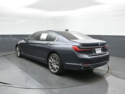 Used 2020 BMW 740i w/ Premium Package image 5