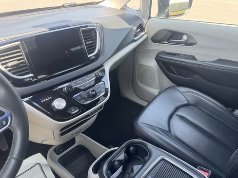 Used 2023 Chrysler Pacifica Touring-L FWD image 23