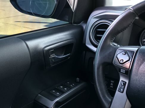 Used 2020 Toyota Tacoma TRD Sport image 27