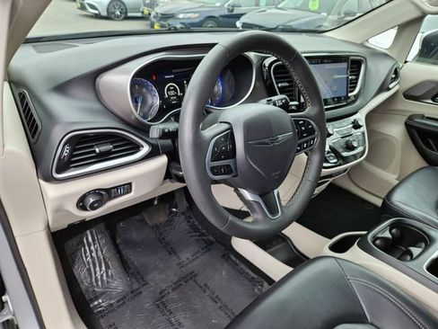 Used 2023 Chrysler Pacifica Touring-L FWD image 23