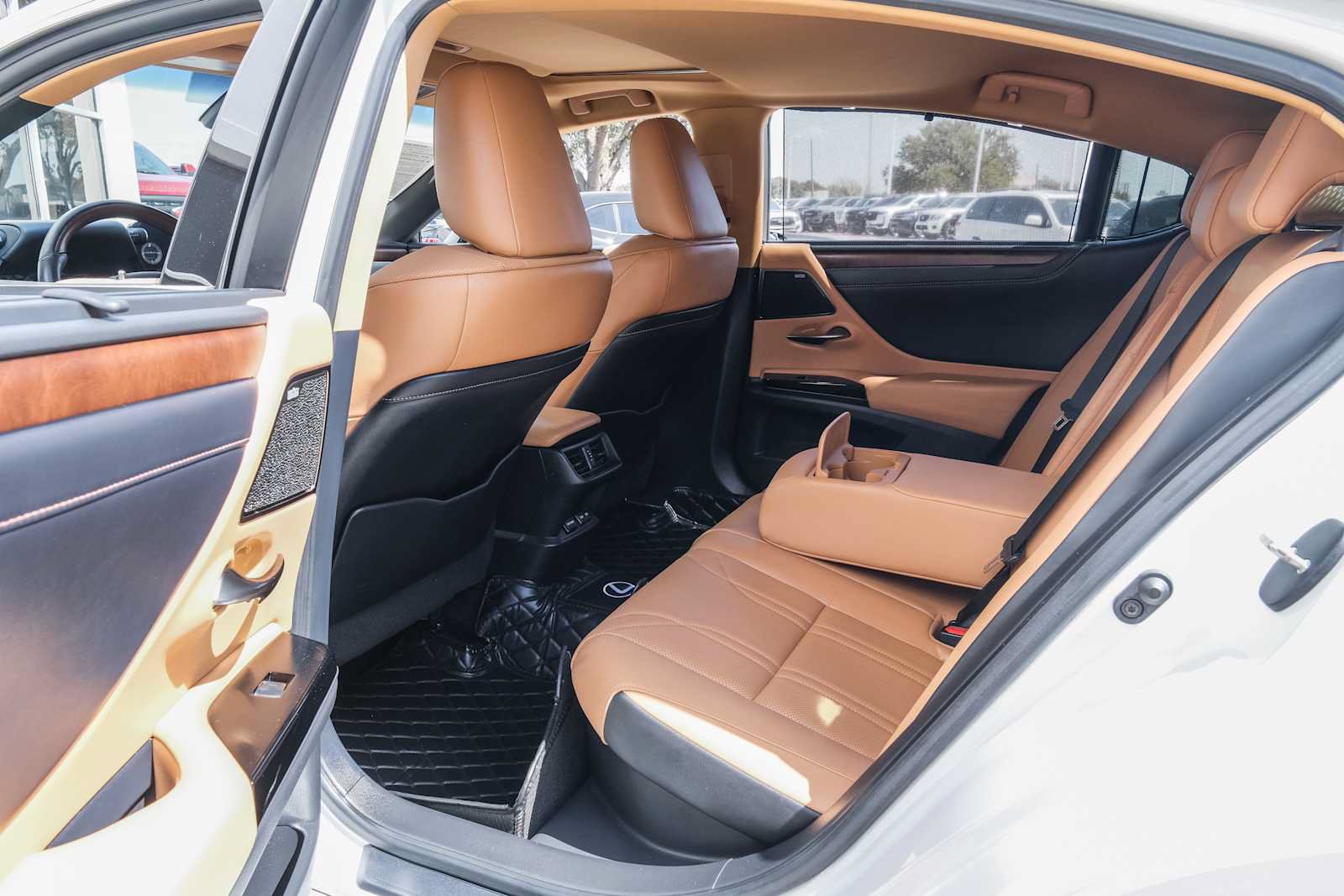 Used 2022 Lexus ES 300h Ultra Luxury w/ Accessory Package 2 FWD image 31