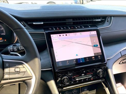 Used 2023 Jeep Grand Cherokee Limited AWD/4WD image 8