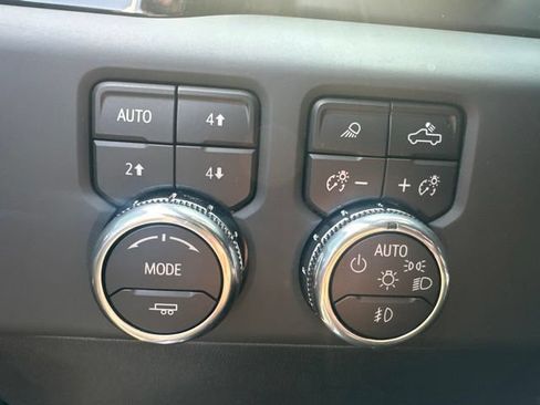 Used 2025 GMC Sierra 2500 AT4 w/ Technology Package AWD/4WD image 32