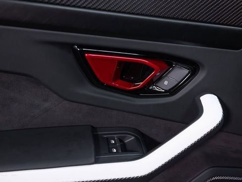 Used 2025 Lamborghini Urus SE image 39