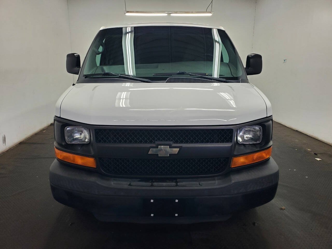 Used 2015 Chevrolet Express 2500 RWD image 2