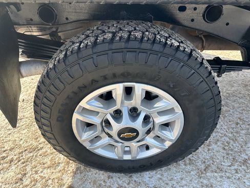 Used 2024 Chevrolet Silverado 2500 LT w/ Convenience Package image 11