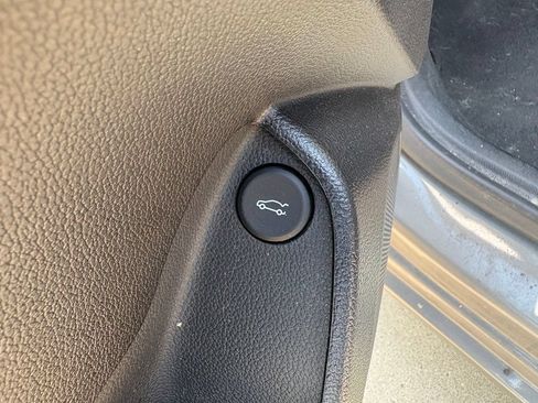 Used 2018 Chevrolet Cruze LT w/ Convenience Package FWD image 12