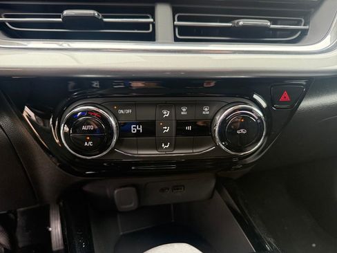 Used 2025 Chevrolet Trax LT FWD image 16