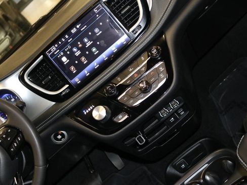 Used 2022 Chrysler Pacifica Touring-L w/ S Appearance Package FWD image 27