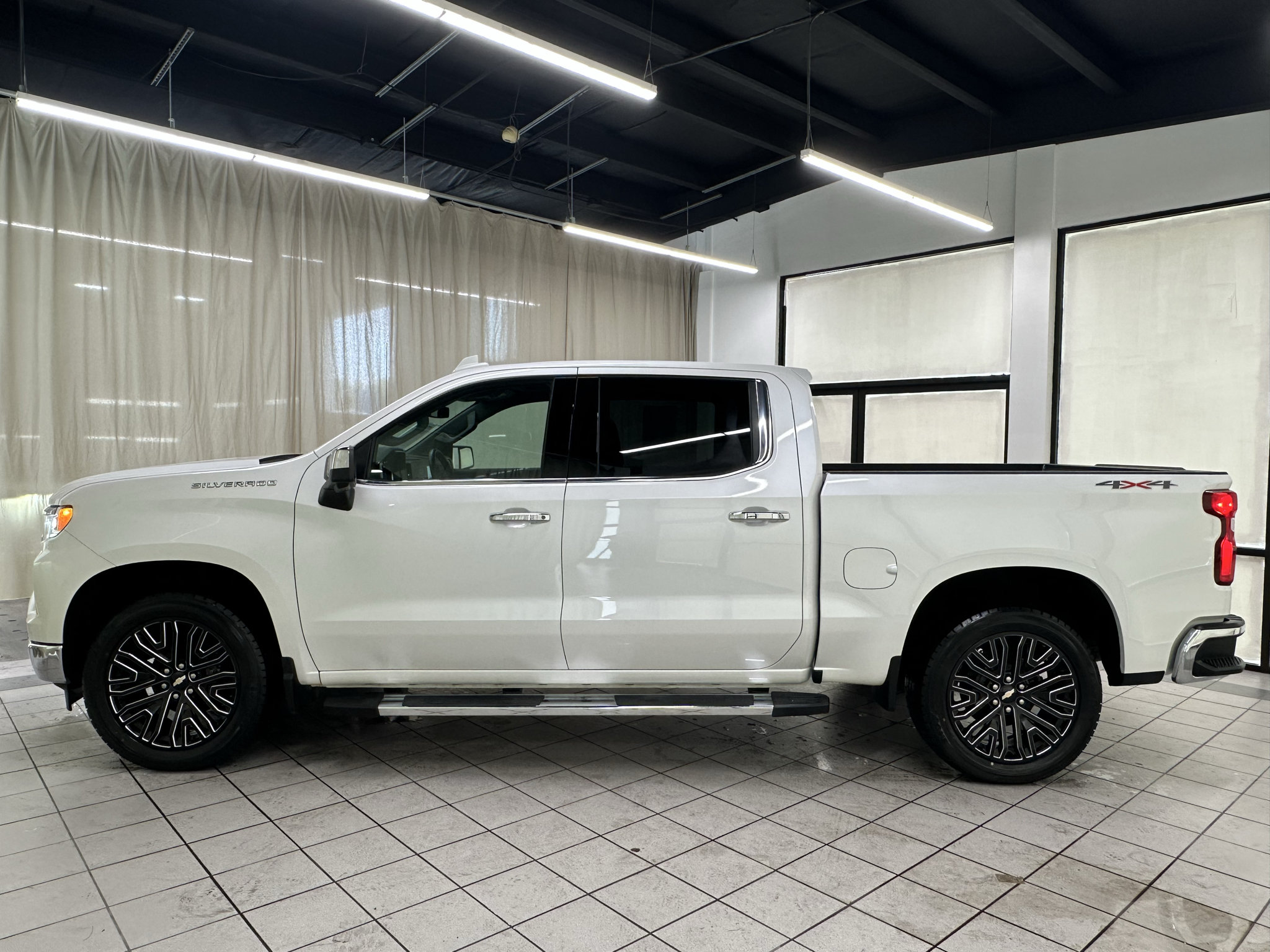 Used 2024 Chevrolet Silverado 1500 LTZ AWD/4WD image 11