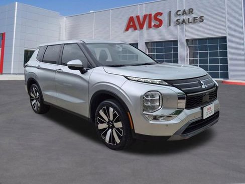 Used 2025 Mitsubishi Outlander SE AWD/4WD image 3