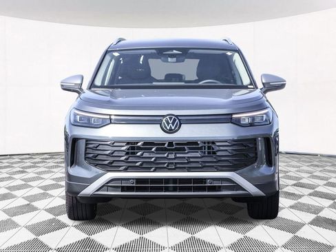 Used 2025 Volkswagen Tiguan SE image 7