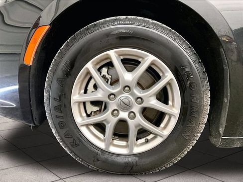 Used 2023 Chrysler Pacifica Touring-L FWD image 8