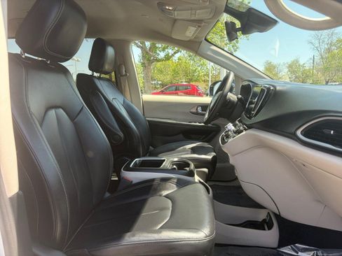 Used 2024 Chrysler Pacifica Touring-L FWD image 25