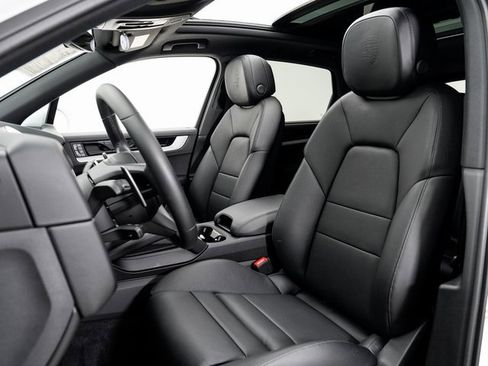 Used 2025 Porsche Cayenne image 5