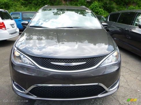 Used 2018 Chrysler Pacifica Touring-L image 3