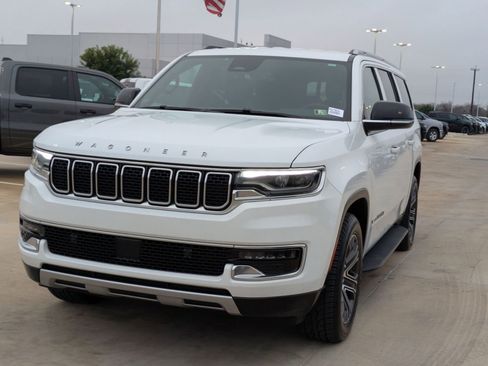 Certified 2024 Jeep Wagoneer L Series II w/ Flexible Seating Group image 7