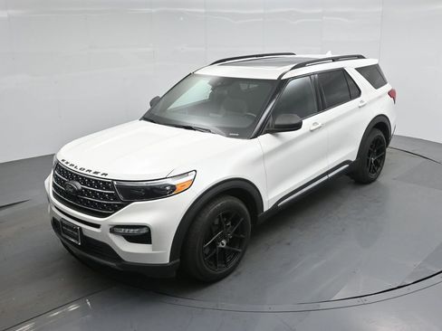 Certified 2020 Ford Explorer XLT w/ Equipment Group 202A image 38