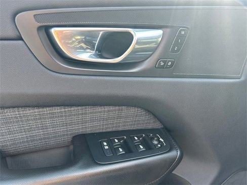 Used 2022 Volvo XC60 B5 Momentum image 19