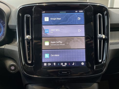 Used 2025 Volvo XC40 B5 Plus image 24