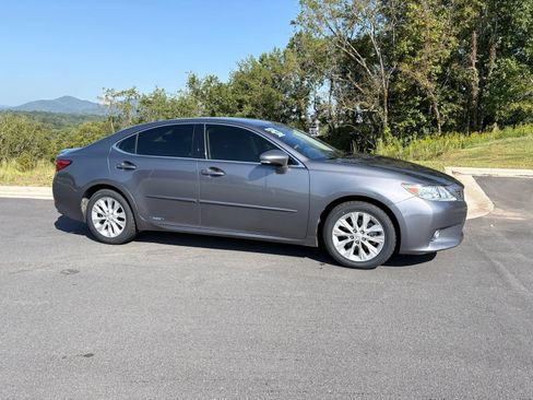 Used 2013 Lexus ES 300h w/ Premium Pkg FWD image 7