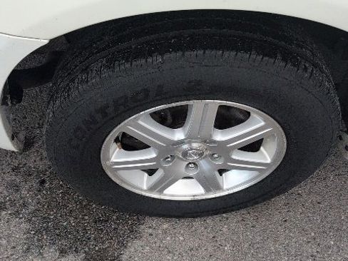 Used 2009 Chrysler Town & Country Touring image 16