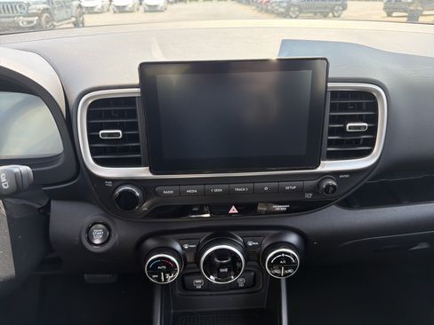 Used 2025 Hyundai Venue SEL FWD image 49