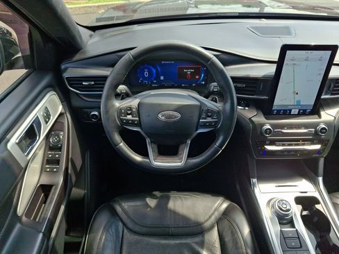 Used 2020 Ford Explorer Platinum w/ Premium Technology Package AWD/4WD image 2