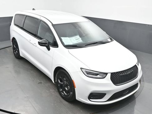 Used 2024 Chrysler Pacifica Limited FWD image 45